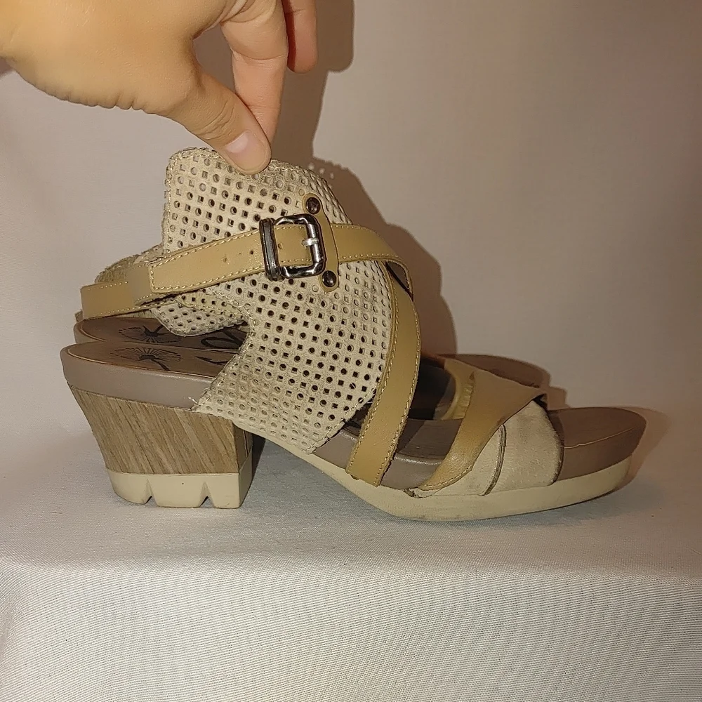OTBT Take Off Perforated Tan Cream  Leather Chunky Heeled Sandals Comfort Size 8